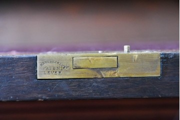 イギリスアンティーク　1910年頃　T.B. & W. COCKAYNE　マホガニー材　花の彫刻と豊富な収納を備えたビューロー付きキャビネット　(R-091309)