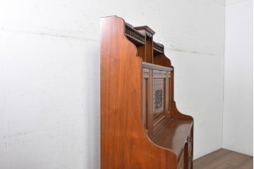 イギリスアンティーク　1910年頃　T.B. & W. COCKAYNE　マホガニー材　花の彫刻と豊富な収納を備えたビューロー付きキャビネット　(R-091309)