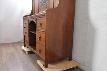 イギリスアンティーク　1910年頃　T.B. & W. COCKAYNE　マホガニー材　花の彫刻と豊富な収納を備えたビューロー付きキャビネット　(R-091309)