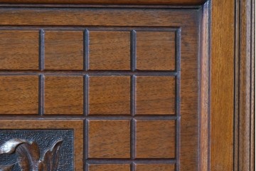 イギリスアンティーク　1910年頃　T.B. & W. COCKAYNE　マホガニー材　花の彫刻と豊富な収納を備えたビューロー付きキャビネット　(R-091309)