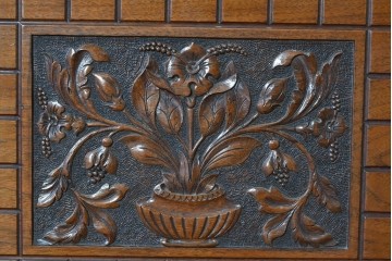 イギリスアンティーク　1910年頃　T.B. & W. COCKAYNE　マホガニー材　花の彫刻と豊富な収納を備えたビューロー付きキャビネット　(R-091309)