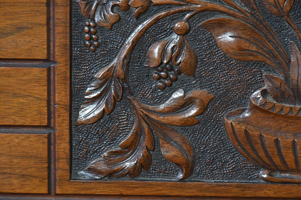 イギリスアンティーク　1910年頃　T.B. & W. COCKAYNE　マホガニー材　花の彫刻と豊富な収納を備えたビューロー付きキャビネット　(R-091309)