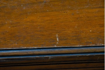 イギリスアンティーク　1910年頃　T.B. & W. COCKAYNE　マホガニー材　花の彫刻と豊富な収納を備えたビューロー付きキャビネット　(R-091309)