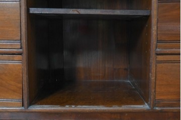 イギリスアンティーク　1910年頃　T.B. & W. COCKAYNE　マホガニー材　花の彫刻と豊富な収納を備えたビューロー付きキャビネット　(R-091309)