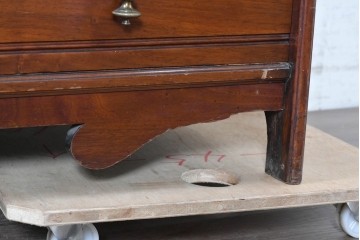イギリスアンティーク　1910年頃　T.B. & W. COCKAYNE　マホガニー材　花の彫刻と豊富な収納を備えたビューロー付きキャビネット　(R-091309)