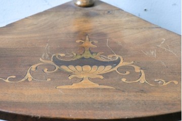 イギリスアンティーク　1920年頃　象嵌と挽物支柱が美しいコーナーシェルフ　(R-091312)