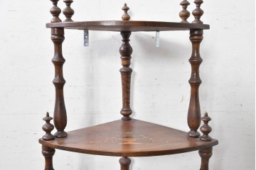 イギリスアンティーク　1920年頃　象嵌と挽物支柱が美しいコーナーシェルフ　(R-091312)