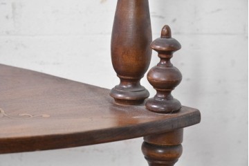 イギリスアンティーク　1920年頃　象嵌と挽物支柱が美しいコーナーシェルフ　(R-091312)