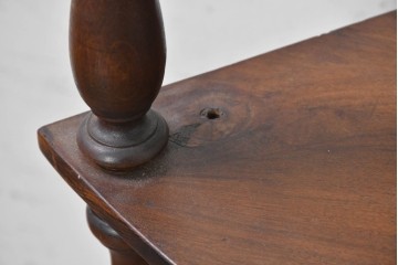 イギリスアンティーク　1920年頃　象嵌と挽物支柱が美しいコーナーシェルフ　(R-091312)