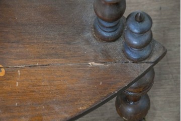 イギリスアンティーク　1920年頃　象嵌と挽物支柱が美しいコーナーシェルフ　(R-091312)
