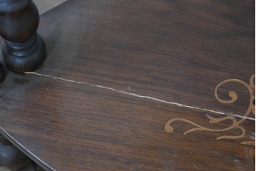 イギリスアンティーク　1920年頃　象嵌と挽物支柱が美しいコーナーシェルフ　(R-091312)