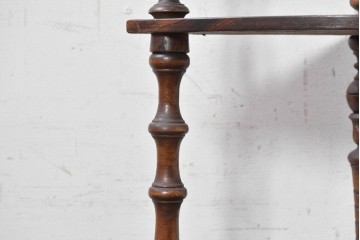 イギリスアンティーク　1920年頃　象嵌と挽物支柱が美しいコーナーシェルフ　(R-091312)