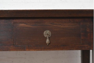 イギリスヴィンテージ　1950年頃　アンティーク調　オーク材　装飾金具を添えるクラシカルなコンソールテーブル　(R-091313)