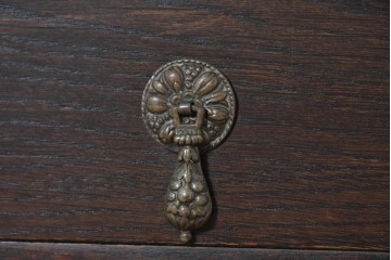 イギリスヴィンテージ　1950年頃　アンティーク調　オーク材　装飾金具を添えるクラシカルなコンソールテーブル　(R-091313)