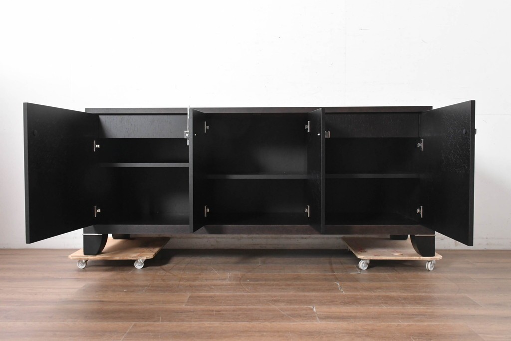 中古　イタリア製　超美品　SMANIA(ズマーニア)　4枚扉のサイドボード　定価約220万円　(R-091315)