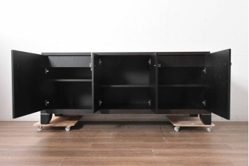 中古　イタリア製　超美品　SMANIA(ズマーニア)　4枚扉のサイドボード　定価約220万円　(R-091315)