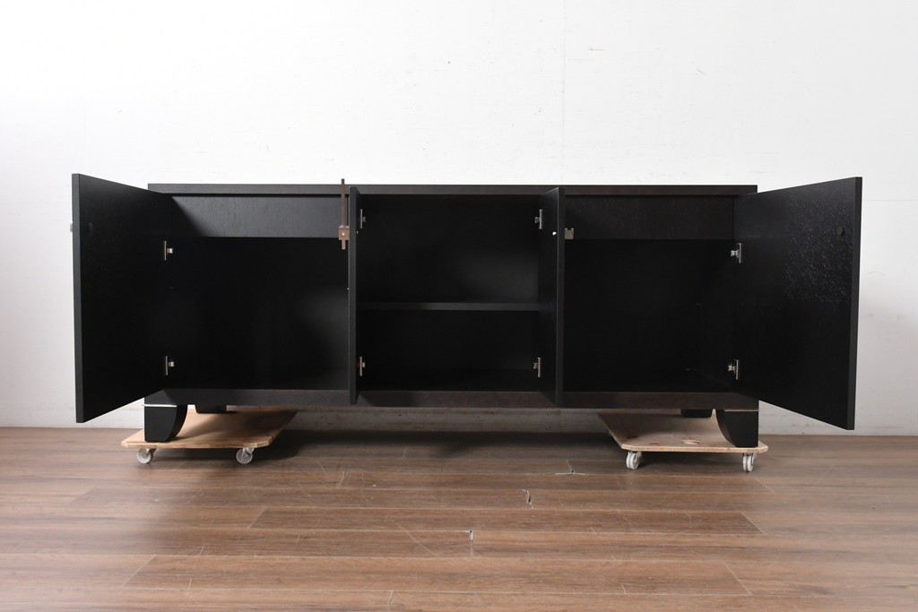 中古　イタリア製　超美品　SMANIA(ズマーニア)　4枚扉のサイドボード　定価約220万円　(R-091315)