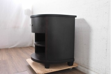 中古　超美品　イタリア製　SMANIA(ズマーニア)　ORAZIO(オラツィオ)　型押しレザーと半円状のフォルムが印象的なサイドテーブル　定価約56万円　(R-091317)