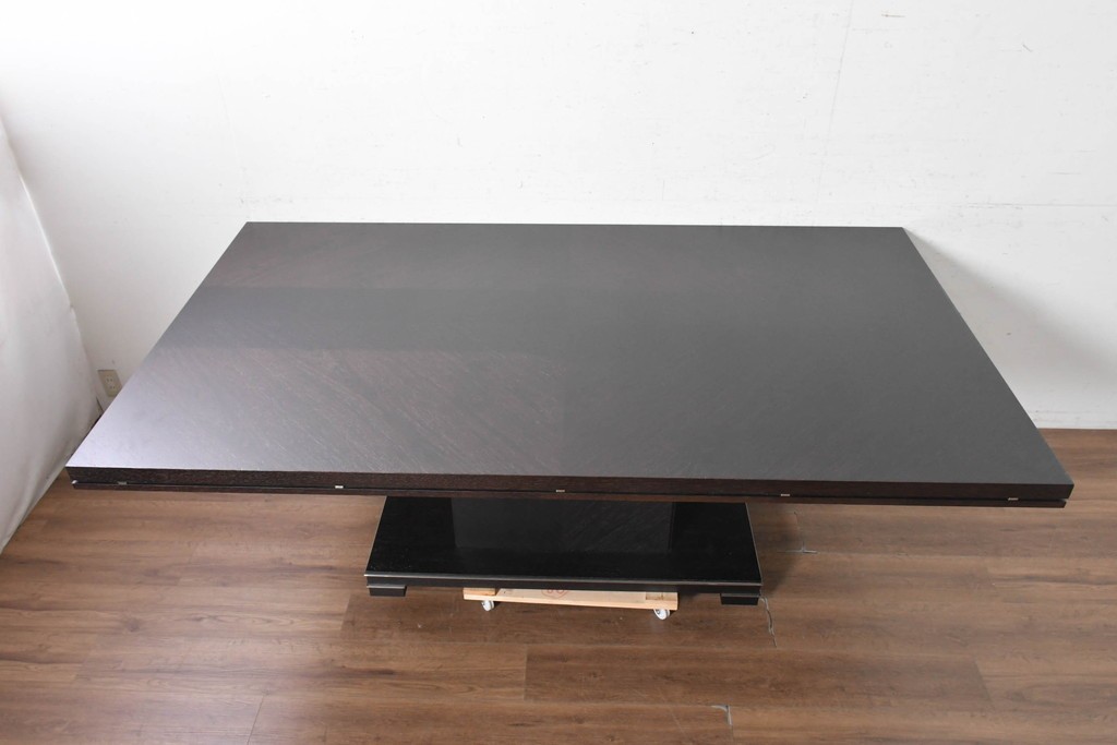 中古　イタリア製　美品　SMANIA(ズマーニア)　中央支柱型のダイニングテーブル　定価約180万円　(R-091318)