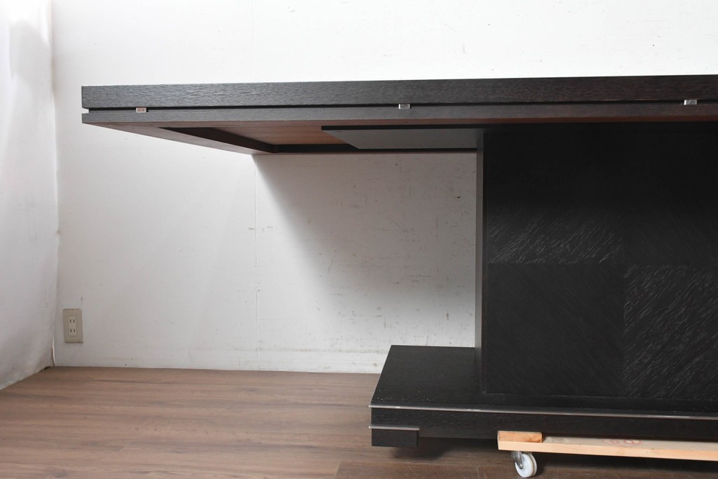 中古　イタリア製　美品　SMANIA(ズマーニア)　中央支柱型のダイニングテーブル　定価約180万円　(R-091318)
