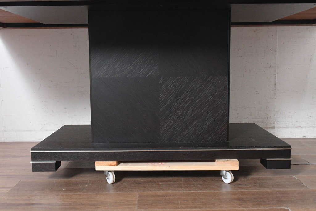 中古　イタリア製　美品　SMANIA(ズマーニア)　中央支柱型のダイニングテーブル　定価約180万円　(R-091318)