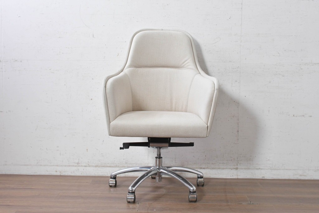 中古　美品　SMANIA(ズマーニア)　Gramercy Low(グラマシー・ロー)　ゆったりとした上品な佇まいが魅力のオフィスチェア　定価約90万円　(R-091322)