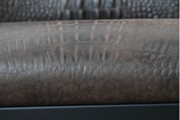 中古　SMANIA(ズマーニア)　クロコダイル調のブラウンカラーの張地が印象的なアームチェア2脚セット　定価(2脚合計)約88万円　(R-091324)