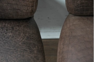 中古　SMANA(ズマーニア)　ブラウンのクロコダイル調張地がお洒落なダイニングチェア4脚セット　定価(4脚合計)約136万円　(R-091325)