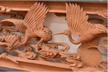 ヴィンテージ建具　昭和中期　井波彫刻　慶一作　千羽鶴の意匠が目を惹く両面彫刻欄間1枚　(R-091327)