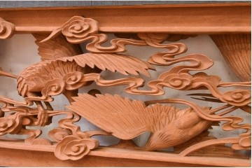 ヴィンテージ建具　昭和中期　井波彫刻　慶一作　千羽鶴の意匠が目を惹く両面彫刻欄間1枚　(R-091327)