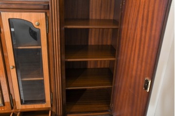 中古　美品　イタリア製　象嵌入り　装飾性豊かでエレガントな大型キャビネット　(R-091334)