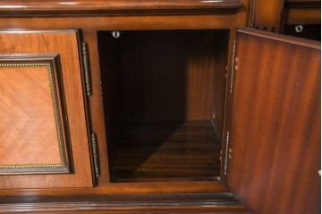 中古　美品　イタリア製　象嵌入り　装飾性豊かでエレガントな大型キャビネット　(R-091334)