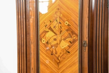 中古　美品　イタリア製　象嵌入り　装飾性豊かでエレガントな大型キャビネット　(R-091334)