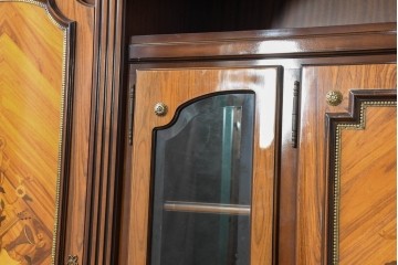 中古　美品　イタリア製　象嵌入り　装飾性豊かでエレガントな大型キャビネット　(R-091334)