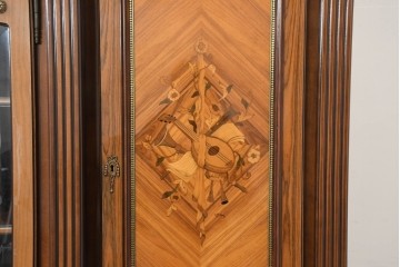 中古　美品　イタリア製　象嵌入り　装飾性豊かでエレガントな大型キャビネット　(R-091334)