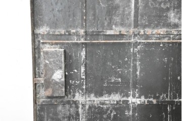 ヴィンテージ建具　昭和中期　無骨な風合いを楽しむ鉄製蔵戸1枚　(R-091335)