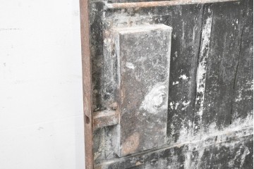 ヴィンテージ建具　昭和中期　無骨な風合いを楽しむ鉄製蔵戸1枚　(R-091335)