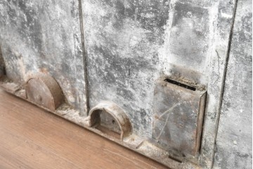 ヴィンテージ建具　昭和中期　無骨な風合いを楽しむ鉄製蔵戸1枚　(R-091335)