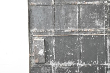 ヴィンテージ建具　昭和中期　無骨な風合いを楽しむ鉄製蔵戸1枚　(R-091335)