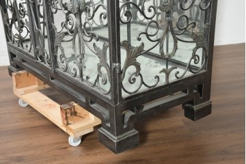 中古　イギリス　希少モデル　最高級!!　大迫力!!　もはや芸術品!!　MAITLAND SMITH(メートランドスミス)　植物文様の透かし装飾が圧巻のロートアイアンキャビネット　定価約220万円　(R-091336)