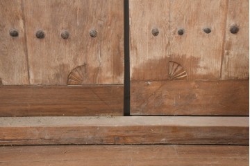 アジアンアンティーク建具　1900年頃　インド　チーク材　サンバースト文様を随所に配した重厚な枠付き両開き門扉2枚(1対)セット　(R-091337)
