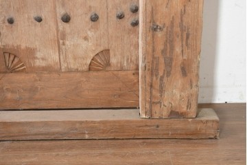 アジアンアンティーク建具　1900年頃　インド　チーク材　サンバースト文様を随所に配した重厚な枠付き両開き門扉2枚(1対)セット　(R-091337)