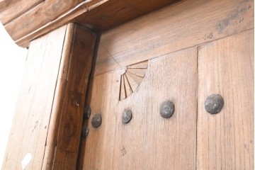アジアンアンティーク建具　1900年頃　インド　チーク材　サンバースト文様を随所に配した重厚な枠付き両開き門扉2枚(1対)セット　(R-091337)