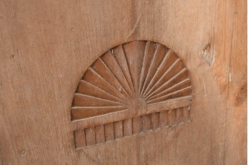 アジアンアンティーク建具　1900年頃　インド　チーク材　サンバースト文様を随所に配した重厚な枠付き両開き門扉2枚(1対)セット　(R-091337)