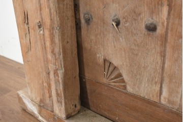 アジアンアンティーク建具　1900年頃　インド　チーク材　サンバースト文様を随所に配した重厚な枠付き両開き門扉2枚(1対)セット　(R-091337)