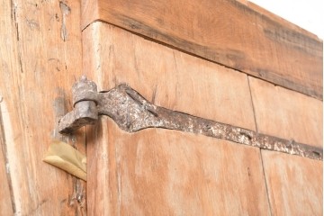 アジアンアンティーク建具　1900年頃　インド　チーク材　サンバースト文様を随所に配した重厚な枠付き両開き門扉2枚(1対)セット　(R-091337)
