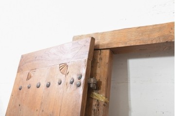 アジアンアンティーク建具　1900年頃　インド　チーク材　サンバースト文様を随所に配した重厚な枠付き両開き門扉2枚(1対)セット　(R-091337)