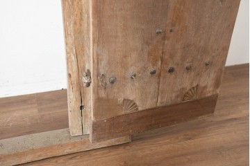 アジアンアンティーク建具　1900年頃　インド　チーク材　サンバースト文様を随所に配した重厚な枠付き両開き門扉2枚(1対)セット　(R-091337)