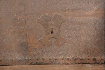 アンティーク建具　明治から大正期　無骨で重厚な佇まいの鉄板張り蔵戸1枚　(R-091338)