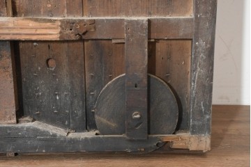 アンティーク建具　明治から大正期　無骨で重厚な佇まいの鉄板張り蔵戸1枚　(R-091338)